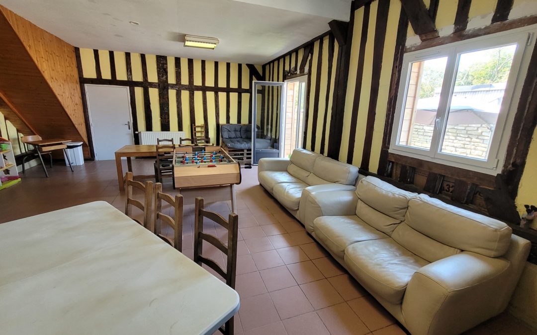 Salle de détente avec baby-foot et jeux au très grand gîte familial, Domaine Le Colombier