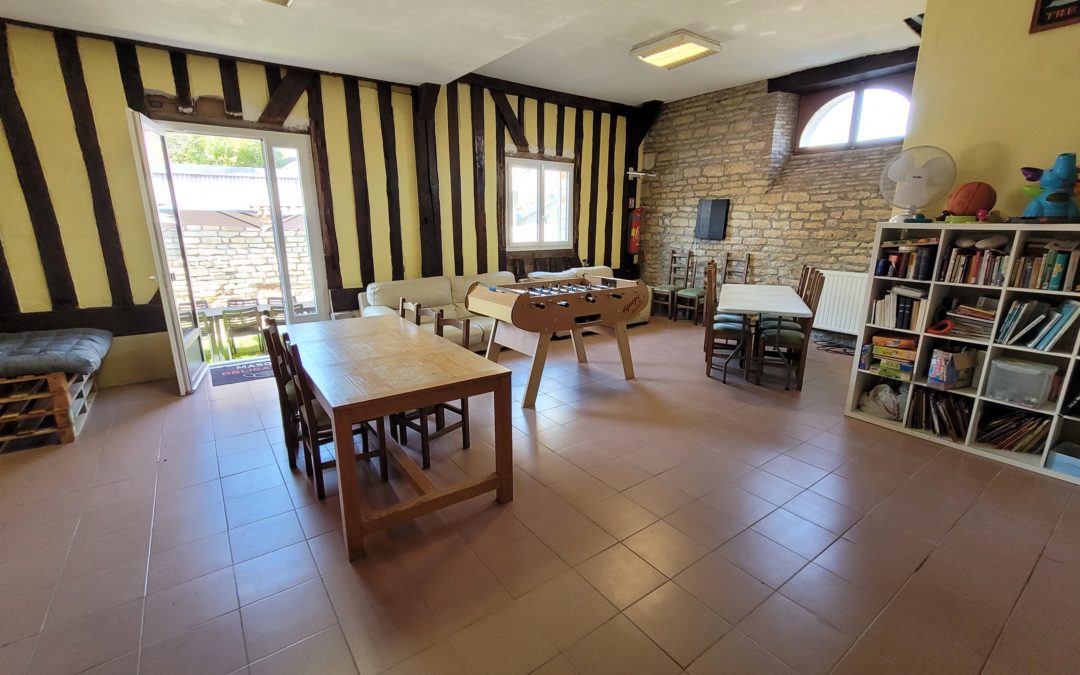 Salle de détente avec baby-foot et jeux au très grand gîte familial, Domaine Le Colombier