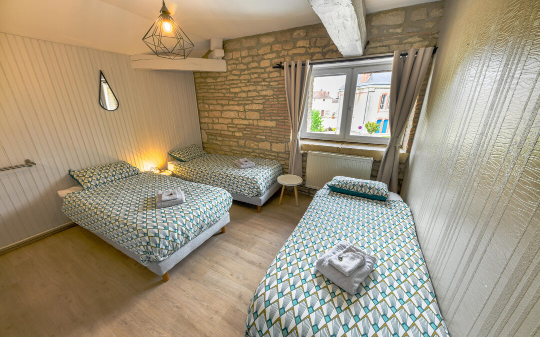 Chambre trois lits simples au très grand gîte familial au Domaine le Colombier