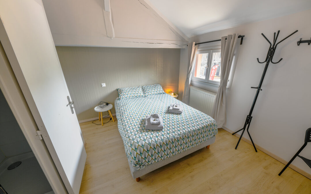 Chambre lit double au très grand gîte familial au Domaine le Colombier