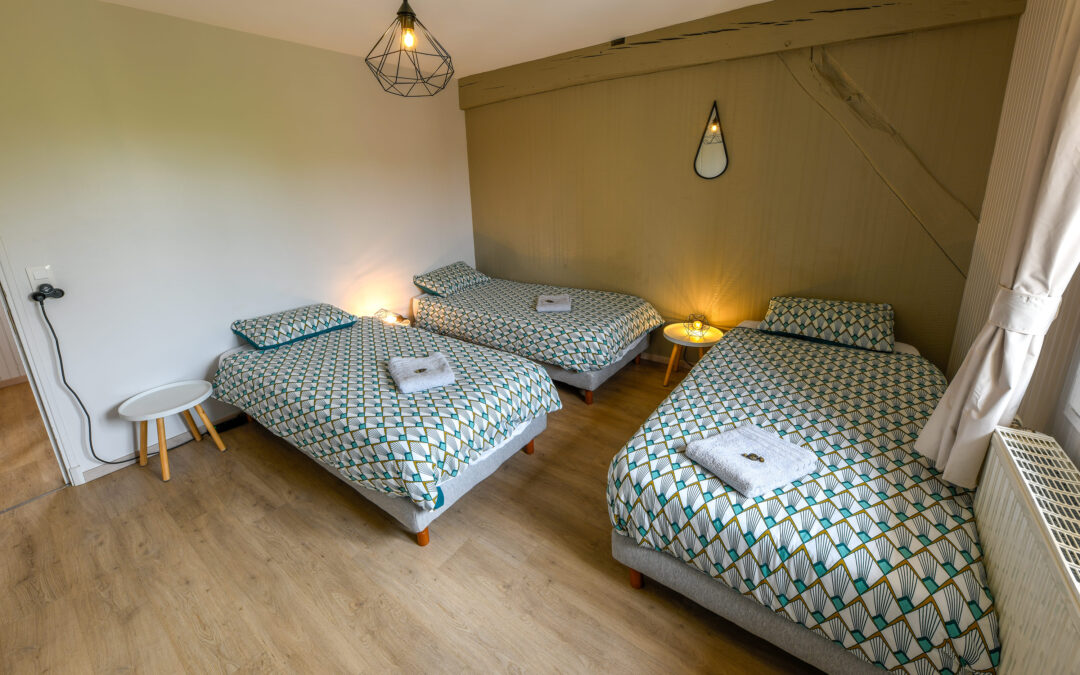 Chambres trois lits simples au très grand gîte familial au Domaine le Colombier
