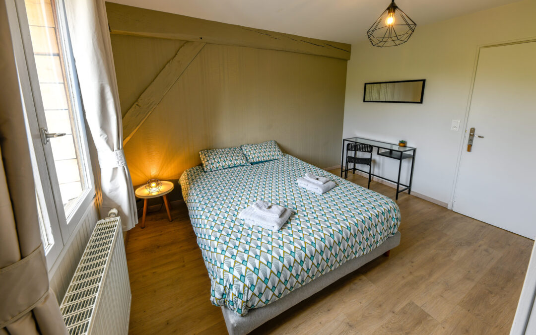Chambre lit double au très grand gîte familial au Domaine le Colombier