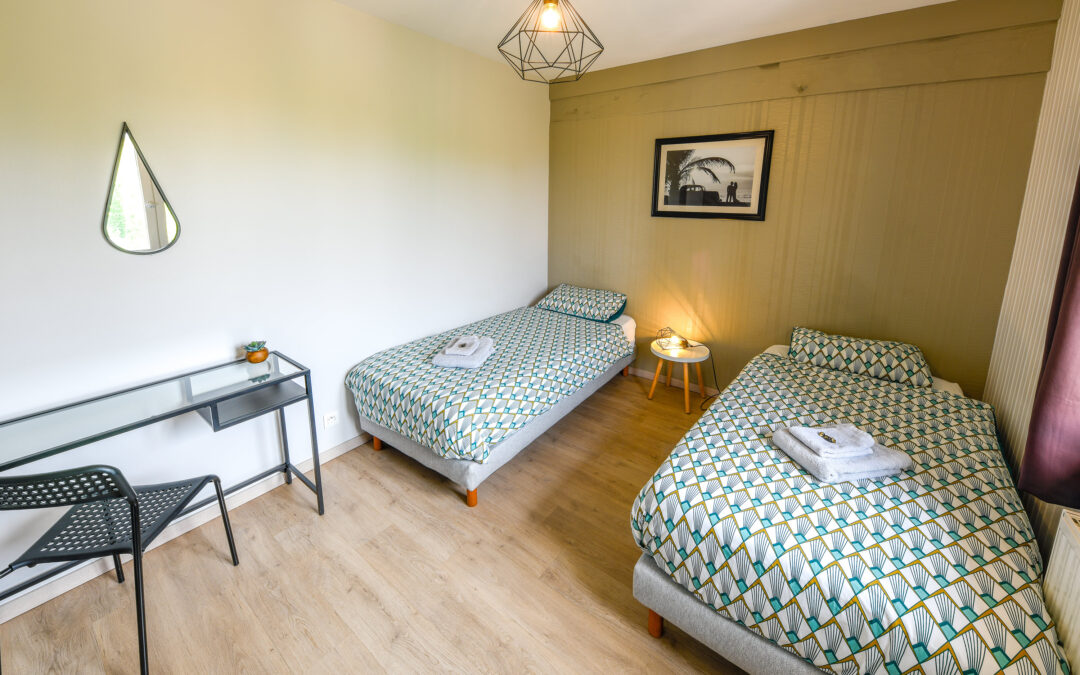 Chambre deux lits simples au très grand gîte familial au Domaine le Colombier