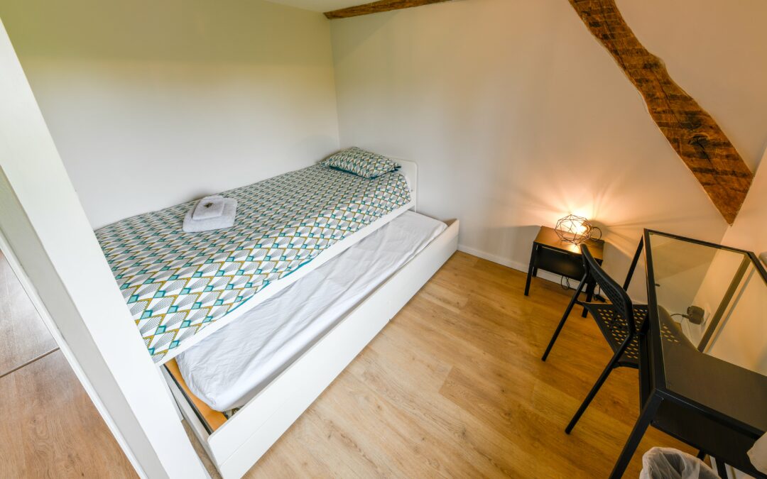 Chambre avec deux lits simples au grand gîte familial au Domaine Le Colombier