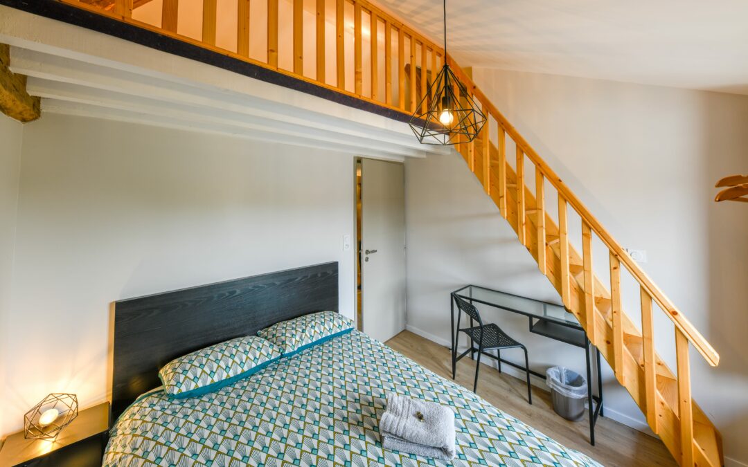 Chambre double avec mezzanine au grand gîte familial au Domaine Le Colombier