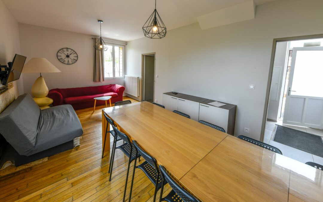 Salon au grand gîte familial au Domaine Le Colombier