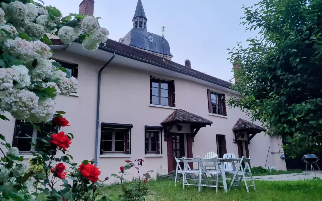 Cour du gîte rétro familial au Domaine Le Colombier