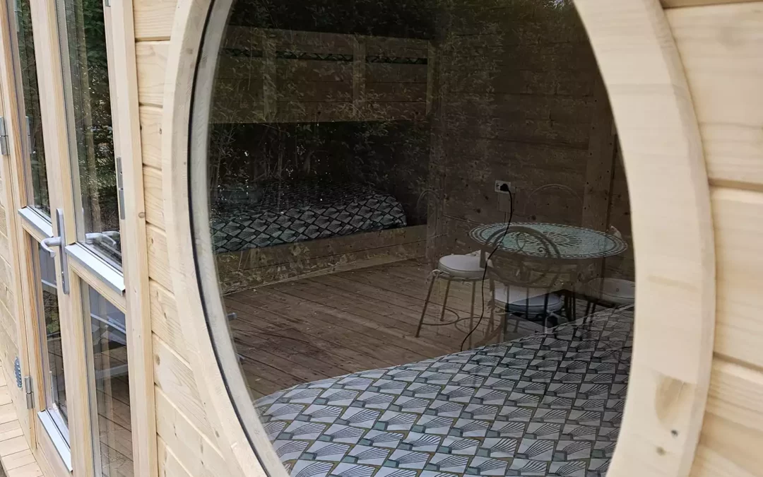 Vue extérieure d'un P'tit Nid, hébergement insolite Lac Amance