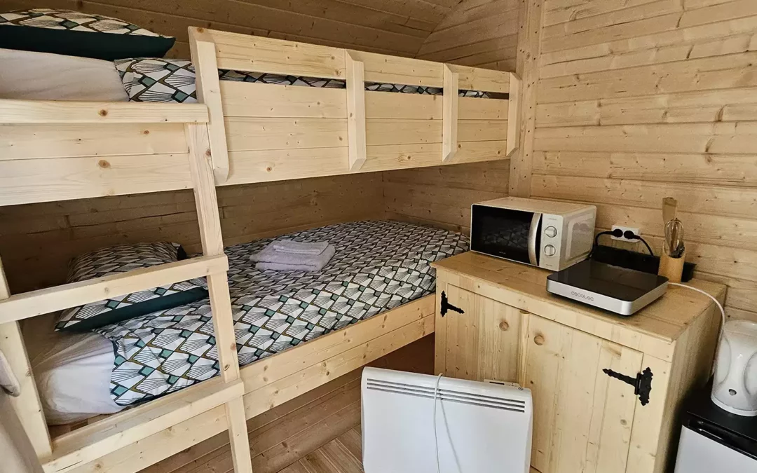 Intérieur cosy d'un P'tit Nid, hébergement insolite au Lac Amance