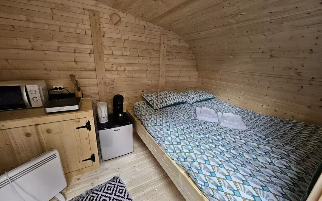 Intérieur cosy d'un P'tit Nid, hébergement insolite au Lac Amance