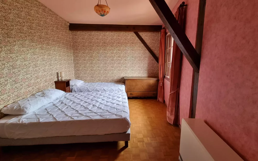 Chambre lit double et lit simple au gîte rétro familial au Domaine Le Colombier