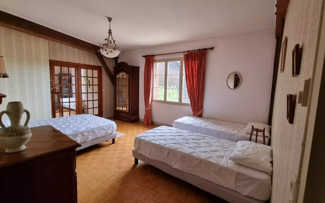 Chambre 3 lits simples au gîte rétro familial au Domaine Le Colombier