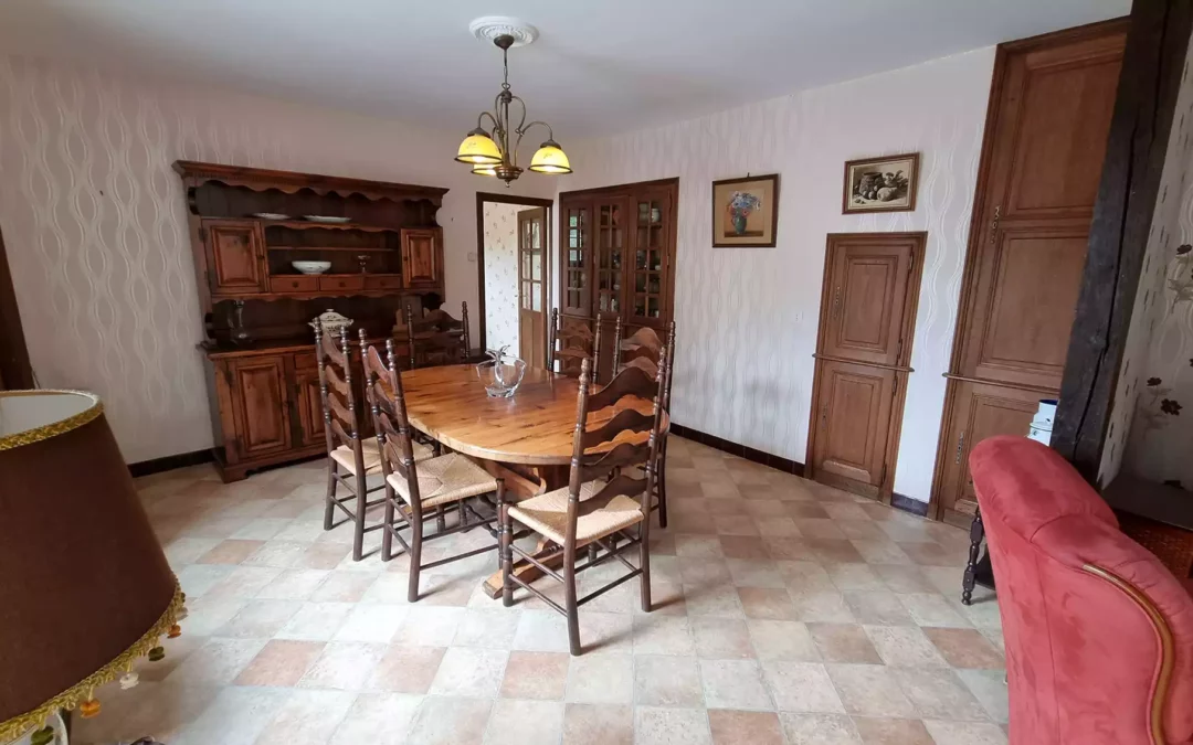 Salle à manger au gîte rétro familial au Domaine Le Colombier