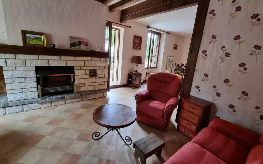 Salon dans le gîte rétro familial du Domaine le Colombier