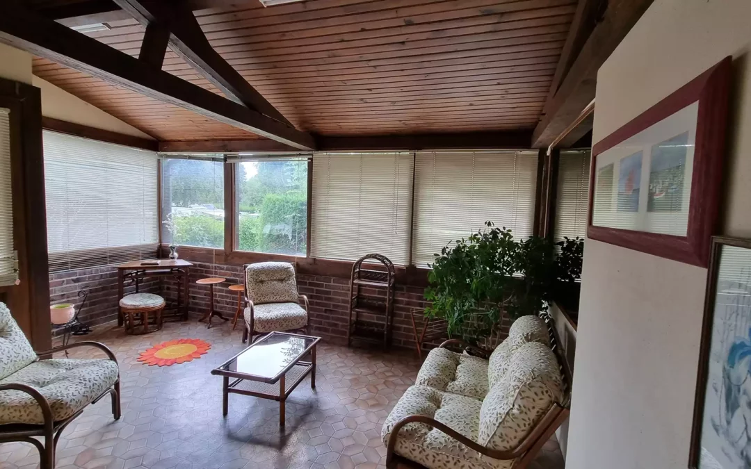 Véranda climatisée au gîte rétro familial au Domaine Le Colombier