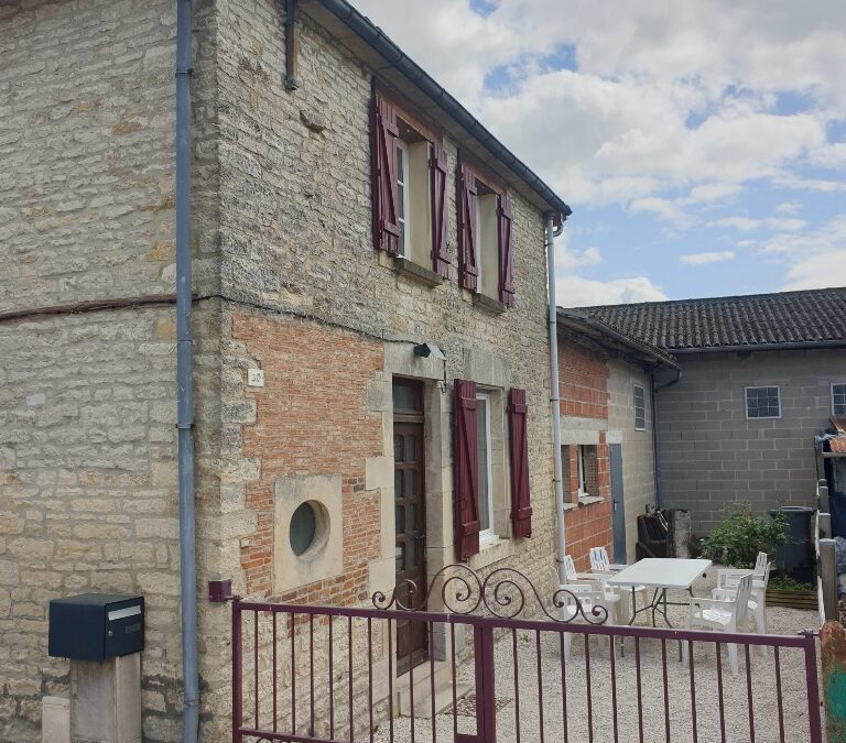 Gîte au Village Cour avant comp