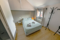 Chambre lit double au très grand gîte familial au Domaine le Colombier