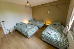 Chambres trois lits simples au très grand gîte familial au Domaine le Colombier
