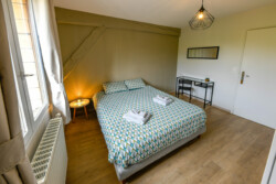 Chambre lit double au très grand gîte familial au Domaine le Colombier