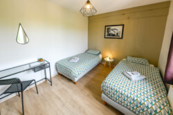 Chambre deux lits simples au très grand gîte familial au Domaine le Colombier