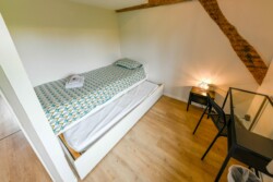 Chambre avec deux lits simples au grand gîte familial au Domaine Le Colombier