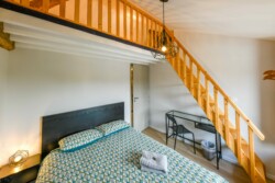 Chambre double avec mezzanine au grand gîte familial au Domaine Le Colombier
