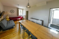 Salon au grand gîte familial au Domaine Le Colombier