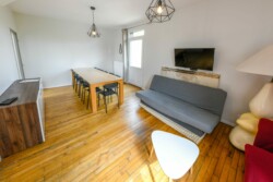 Salon au grand gîte familial au Domaine Le Colombier