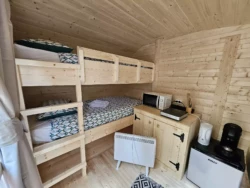 Intérieur cosy d'un P'tit Nid, hébergement insolite au Lac Amance
