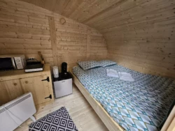 Intérieur cosy d'un P'tit Nid, hébergement insolite au Lac Amance