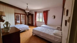 Chambre 3 lits simples au gîte rétro familial au Domaine Le Colombier