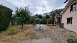 Cour du gîte rétro familial au Domaine Le Colombier