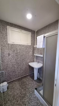 Douche au gîte rétro familial au Domaine Le Colombier