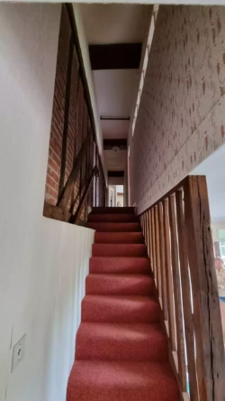 Escalier au gîte rétro familial au Domaine Le Colombier