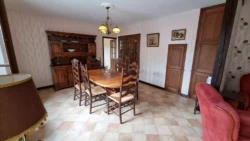 Salle à manger au gîte rétro familial au Domaine Le Colombier