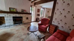 Salon dans le gîte rétro familial du Domaine le Colombier