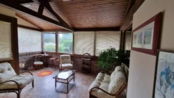 Véranda climatisée au gîte rétro familial au Domaine Le Colombier