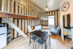 Salon dans le petit gîte au Domaine Le Colombier